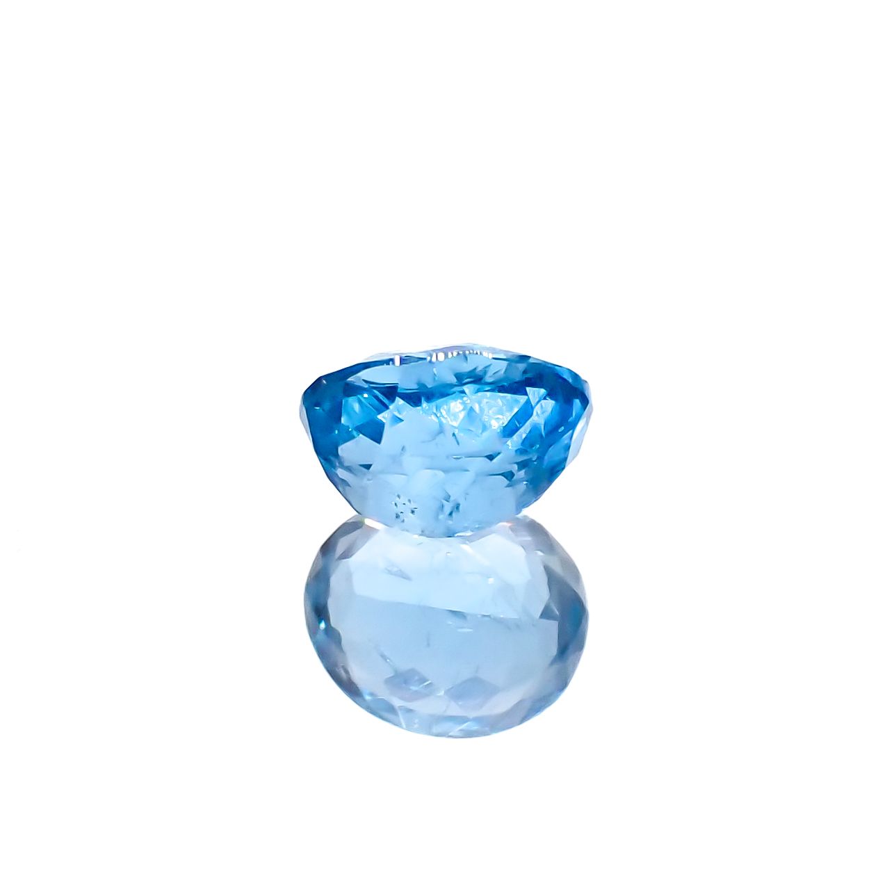 アウイナイト フルオレッセンス(宝石名アウイナイト)ドイツ産 0.586ct ソ付(彩珠)[230722990]5.9x5mm前後