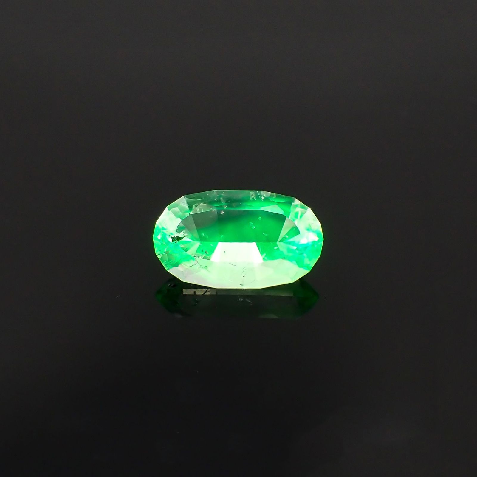 ハイアライトオパール(宝石名イエローグリーン コモン・オパール/別名ハイアライト)メキシコ産 ソ付(彩珠) 1.218ct / 9.9x5.7mm前後 [230119874]