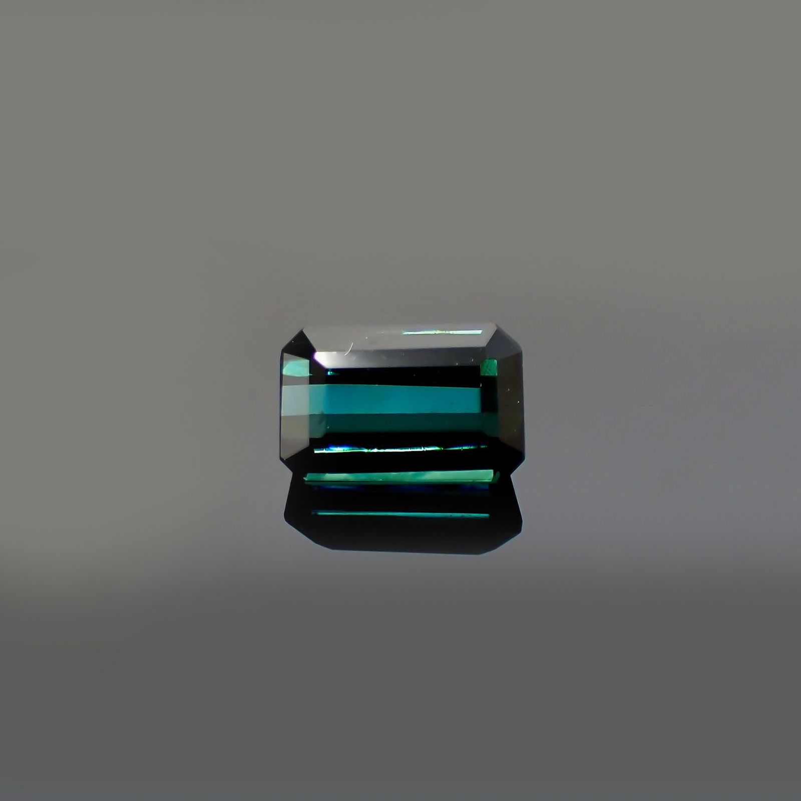 インディゴライト(宝石名ブルー・トルマリン/別名インディゴライト)ブラジル産 ソ付(彩珠) 1.175ct / 7.1x4.7mm前後 [231224373]