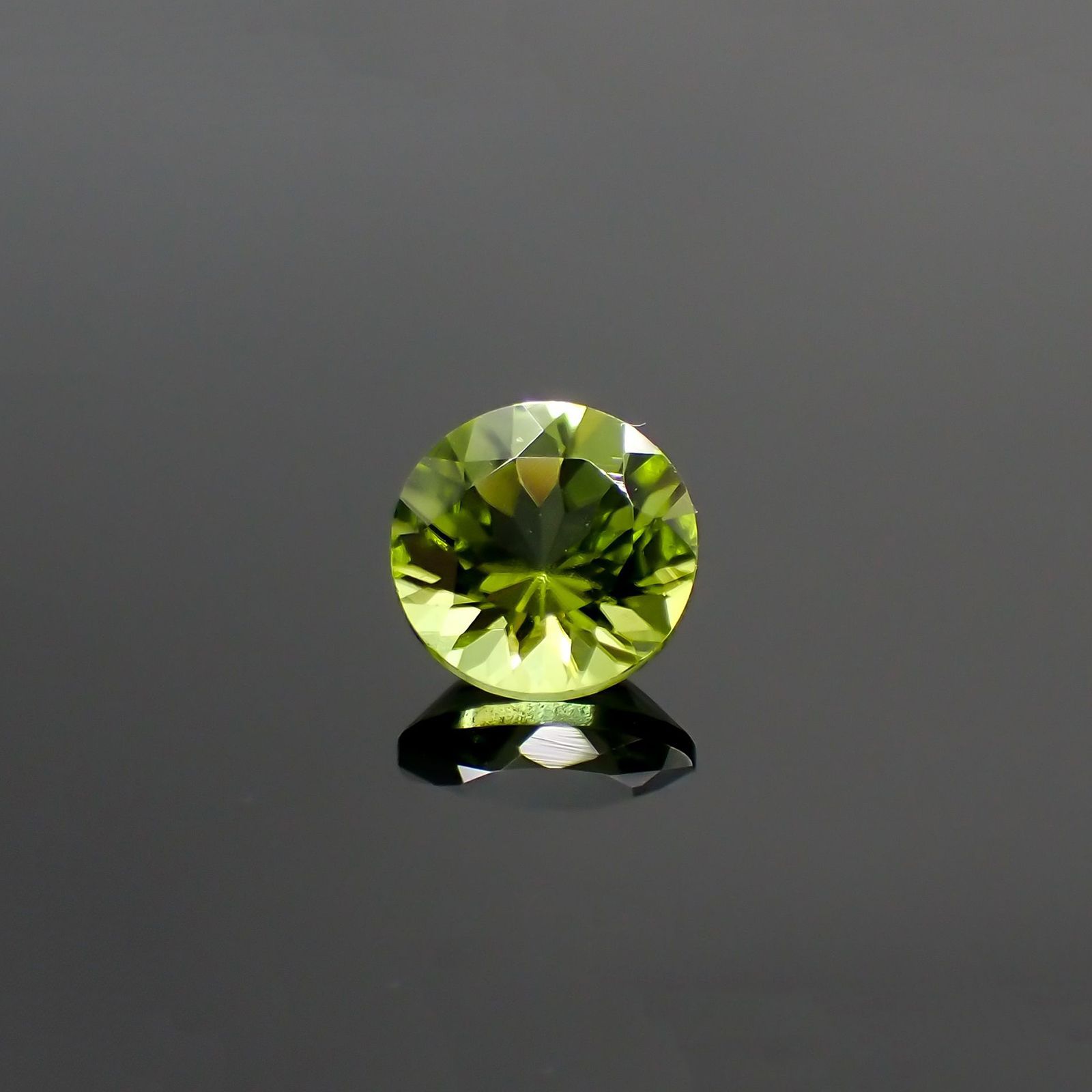 ペリドット(宝石名ペリドット) パキスタン産 1.01ct 識別済 [210913078]6.4×6.4mm前後