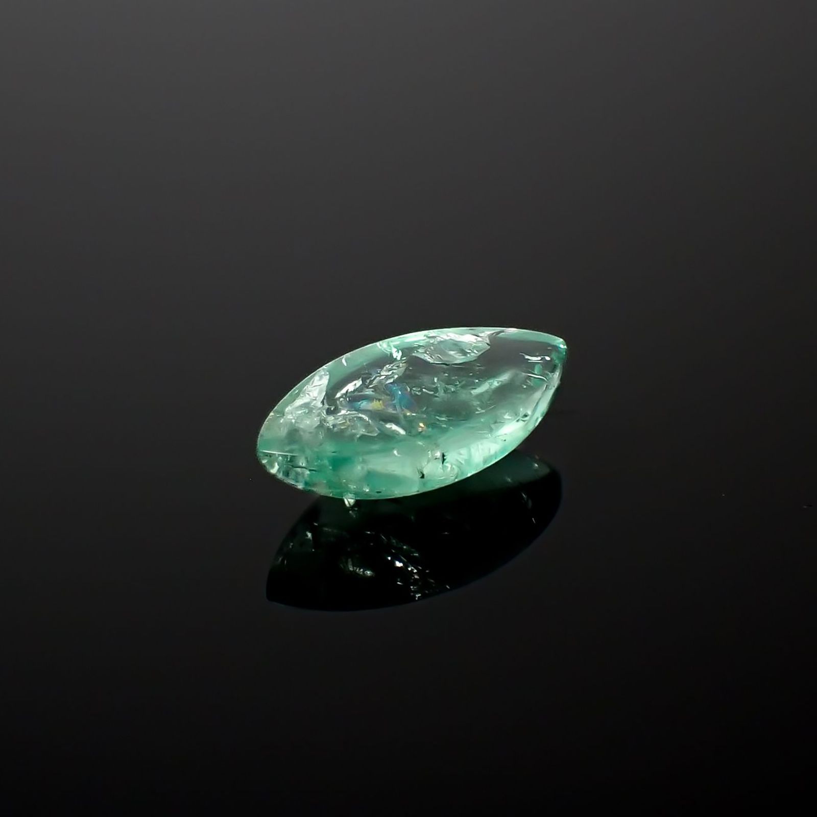 フローライト フルオレッセンス イギリス・ロジャリー鉱山産 3.69ct / 14.4x7.4mm前後 [240527710]