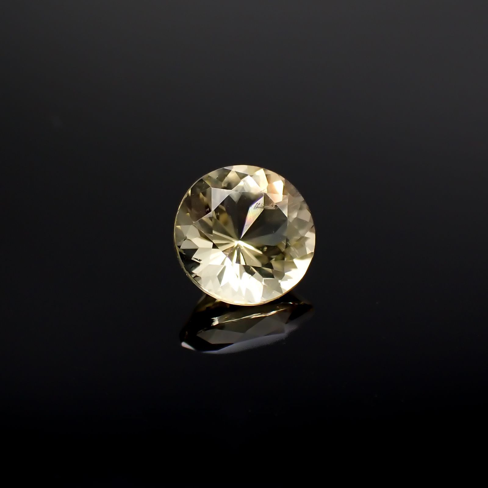 イエロースキャポライト(宝石名イエロー・スキャポライト)タンザニア産 識別済 0.78ct / 6.1x6.1mm前後 [251118027]