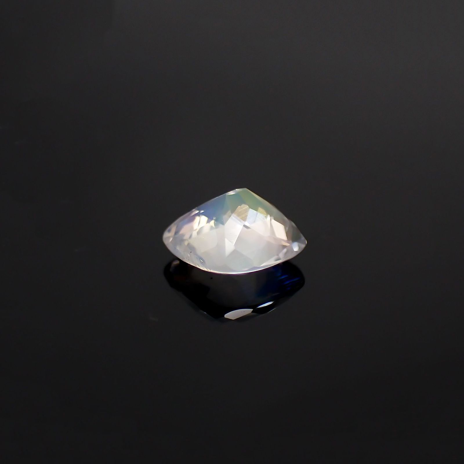 レインボームーンストーン(宝石名ラブラドライト) マダガスカル産 0.989ct ソ付(彩珠)[210611245]6.7×6.4mm前後