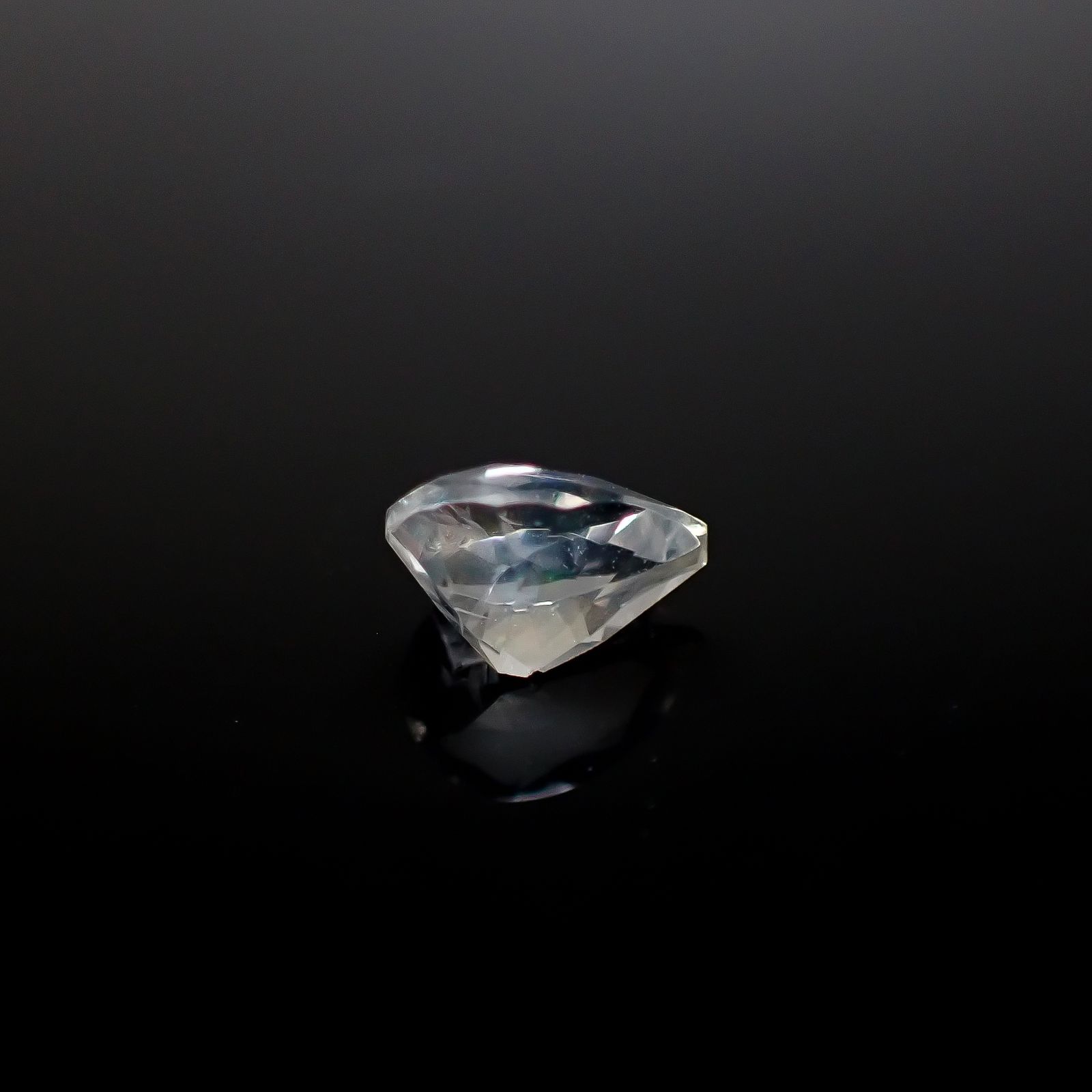 リューサイト 遊色効果あり イタリア産 0.63ct [250730646]6.9x5mm前後
