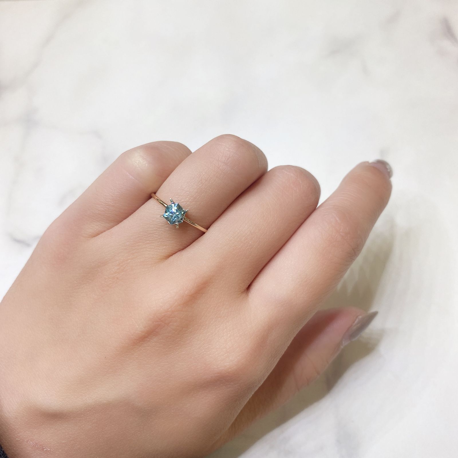 ◇ヘキサゴンカット◇ブルージルコン(宝石名ジルコン) カンボジア産 0.81ct 識別済[211013364]4.8×4.8mm前後