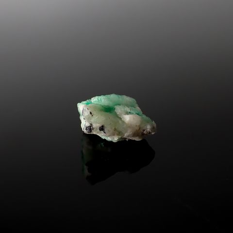 エメラルド 原石 コロンビア産 7.90ct[240427245]15x11.7mm前後