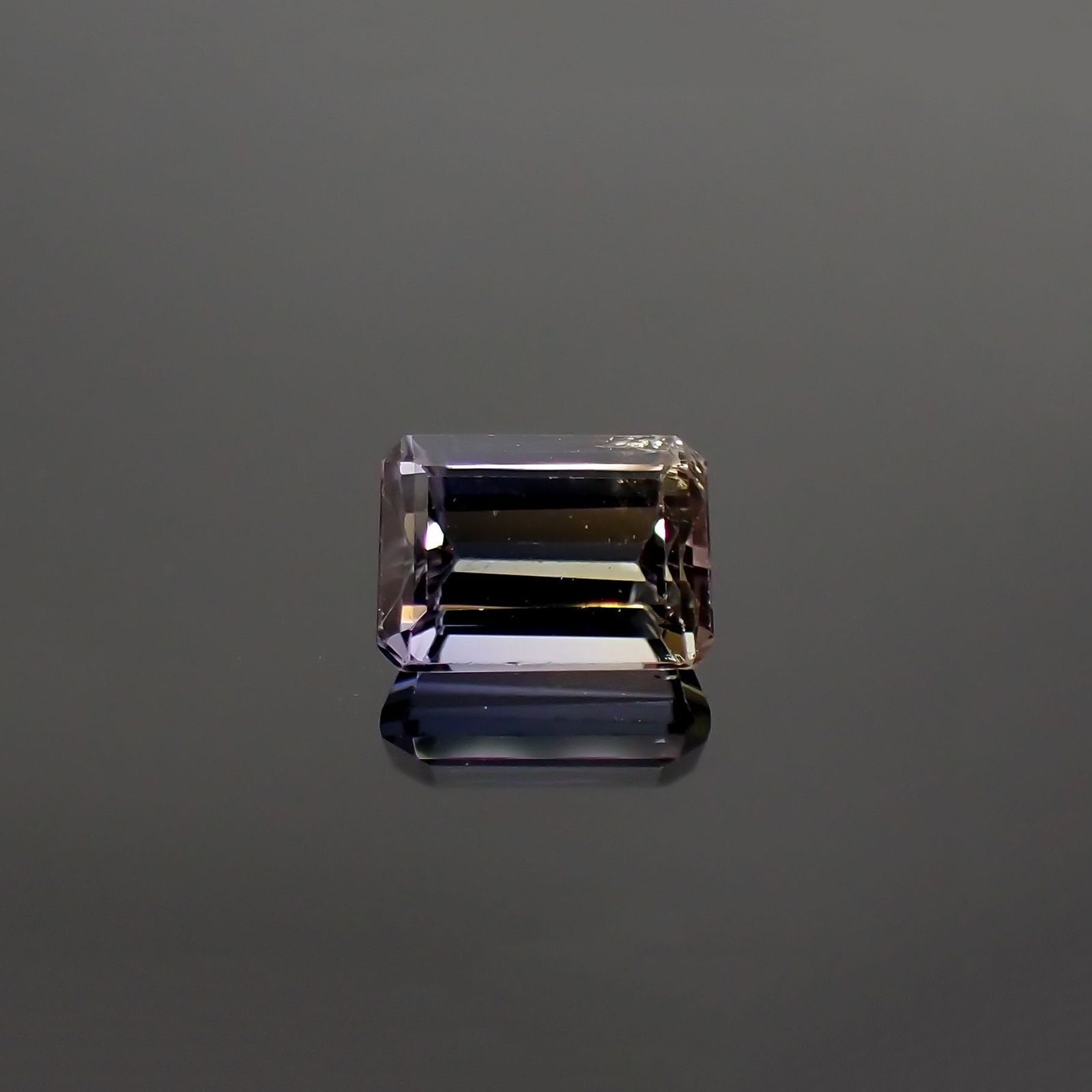 バイカラータンザナイト(宝石名バイカラー・ゾイサイト) タンザニア産 ソ付(彩珠) 0.887ct / 5.9x4.3mm前後 [210711582]