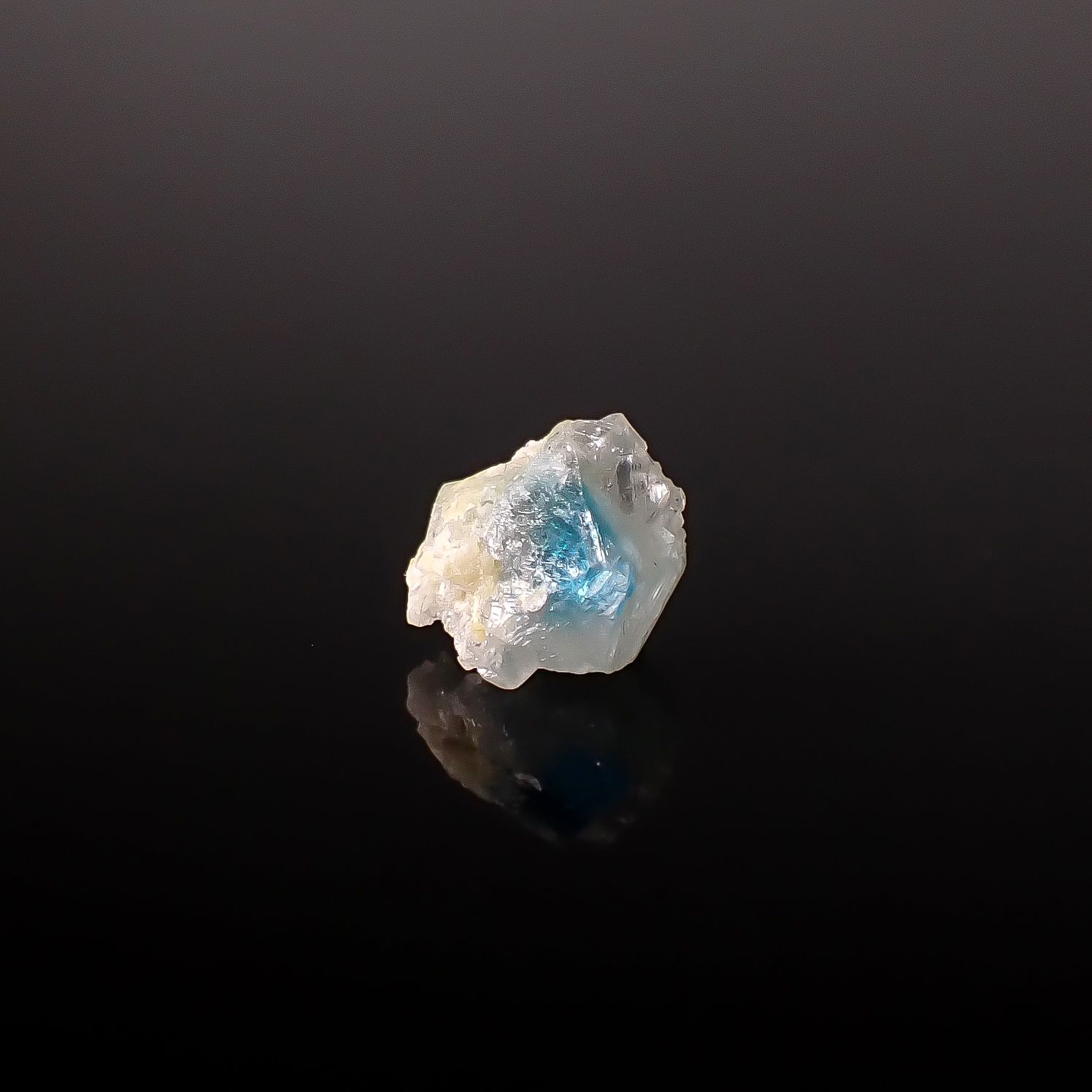ユークレース 原石 ブラジル産 4.83ct / 10.6x11.3mm前後 [260231729]