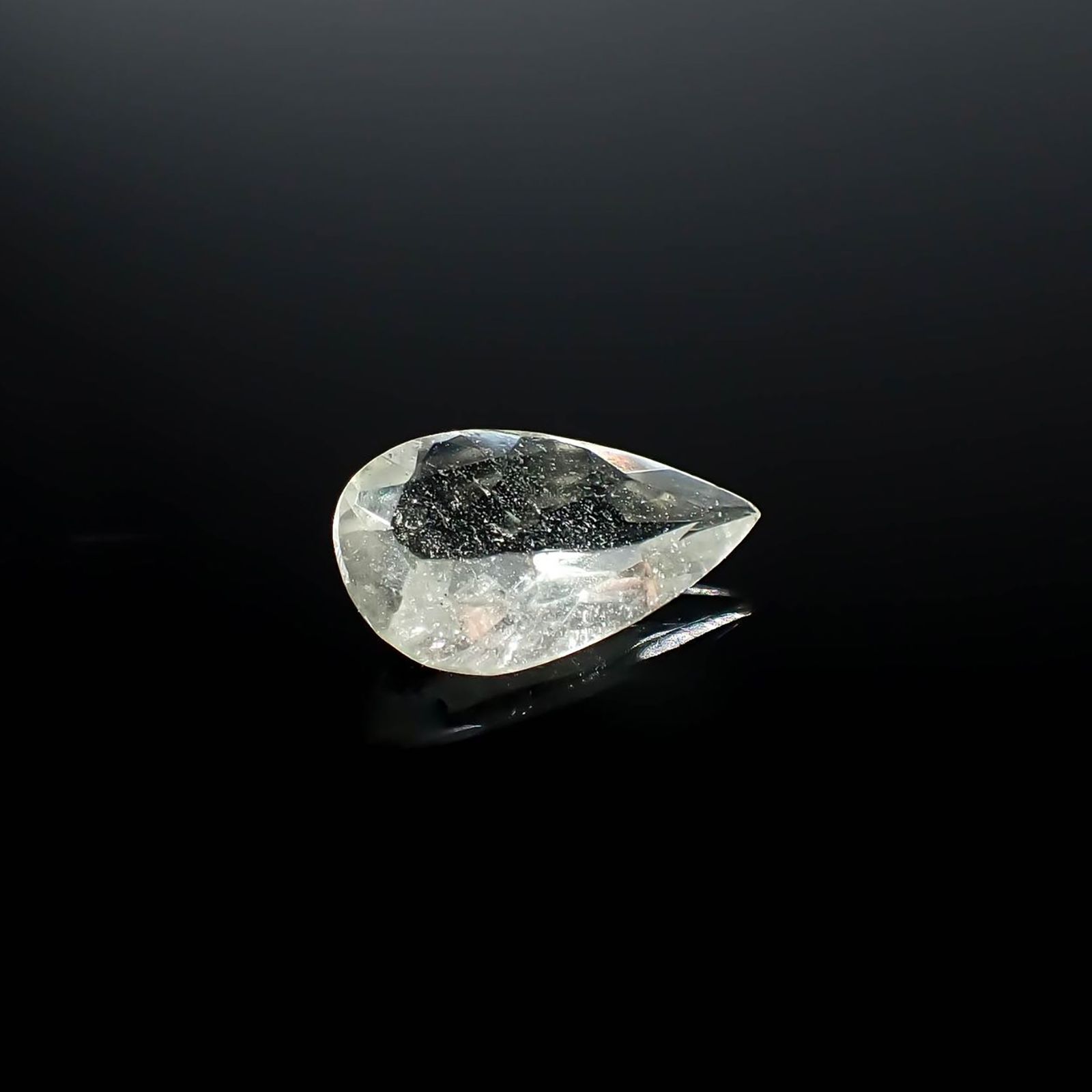 リビアングラス 発見地：エジプト・リビア砂漠 1.96ct / 13.9x8mm前後 [251131310]
