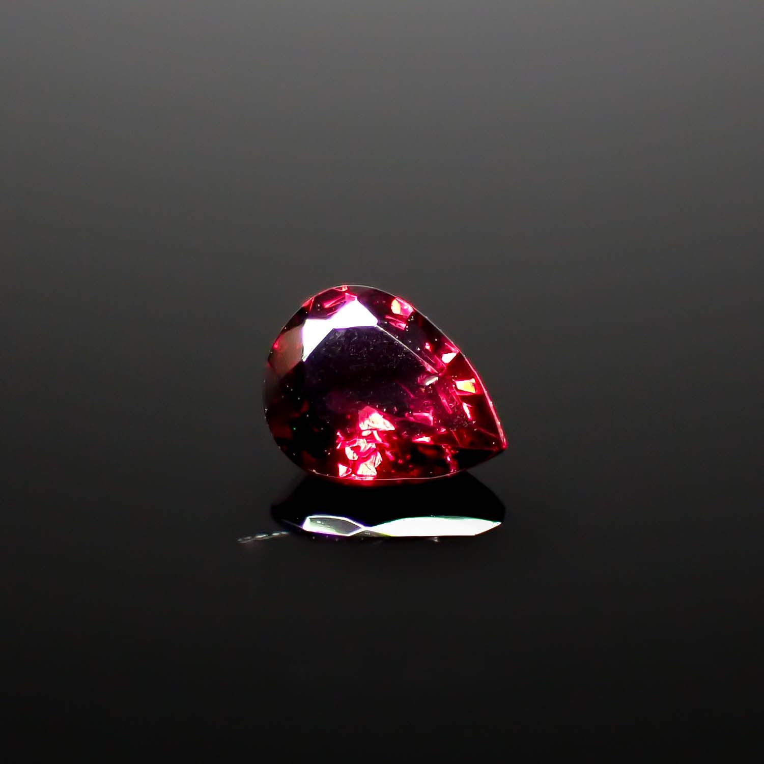 レッドスピネル(宝石名レッド・スピネル)タンザニア産 0.31ct 識別済[240728577]5x3.8mm前後