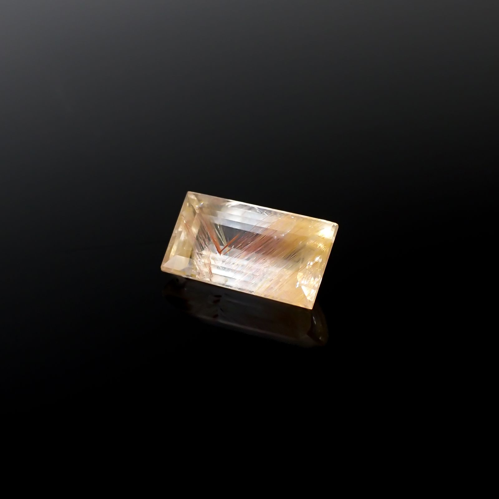 ニードルイントパーズ(チューブイントパーズ) ブラジル・ミナスジェライス州産 8.52ct[240225889]14.9x8mm前後