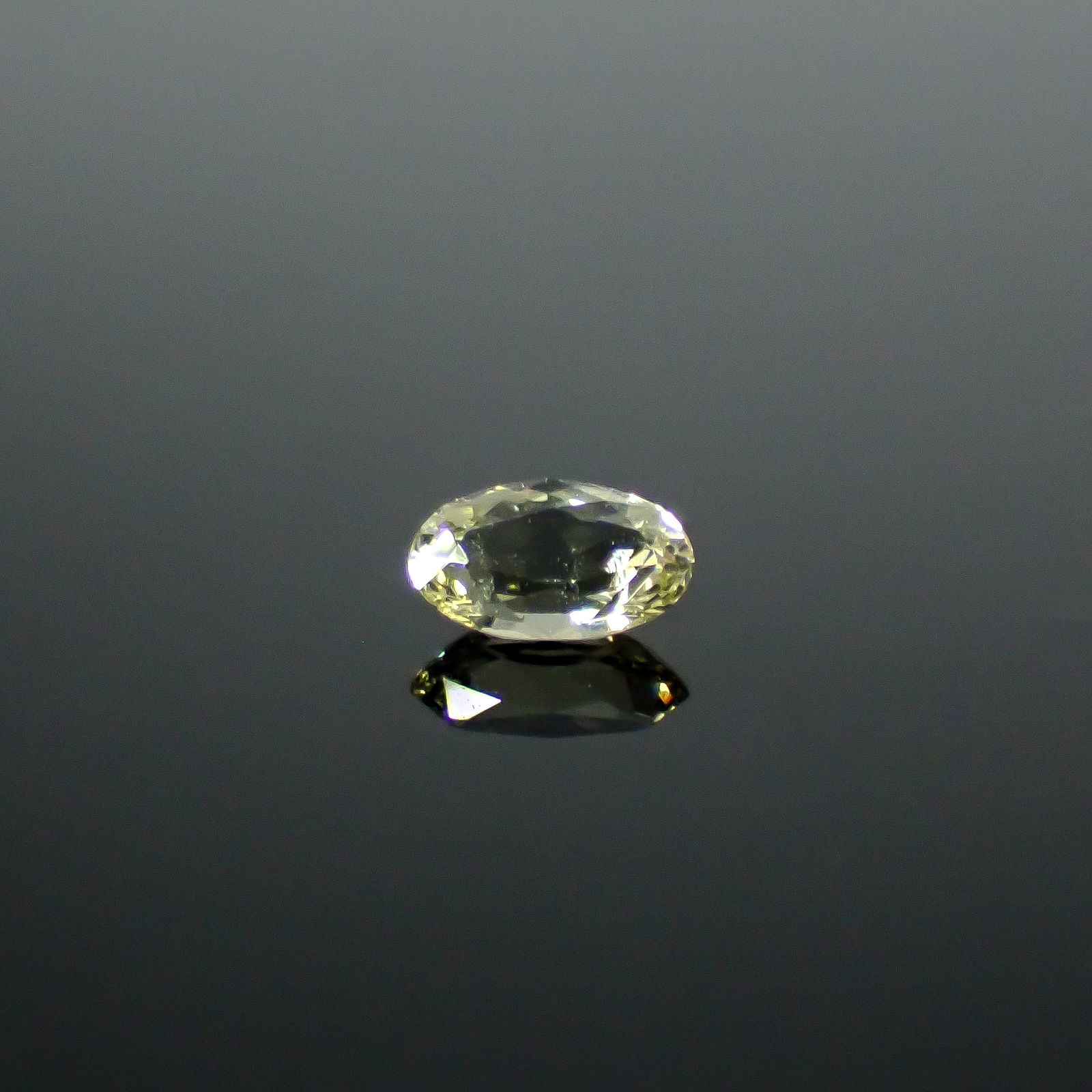 コーネルピン スリランカ産 0.51ct / 6.4x4mm前後 [251031236]