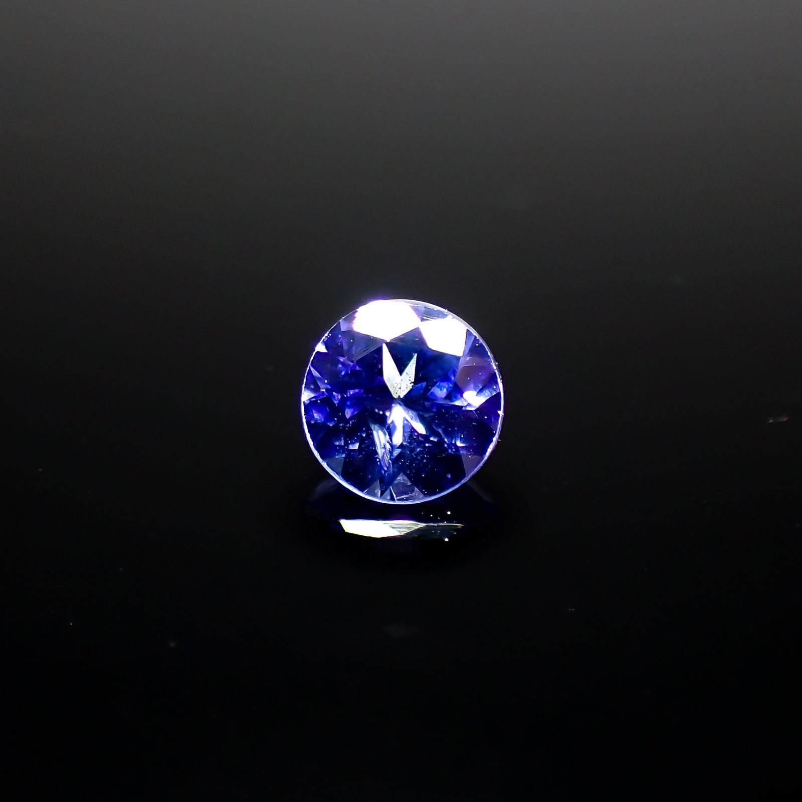 タンザナイト(宝石名タンザナイト)タンザニア産 0.67ct 識別済[240627884]5.5x5.5mm前後