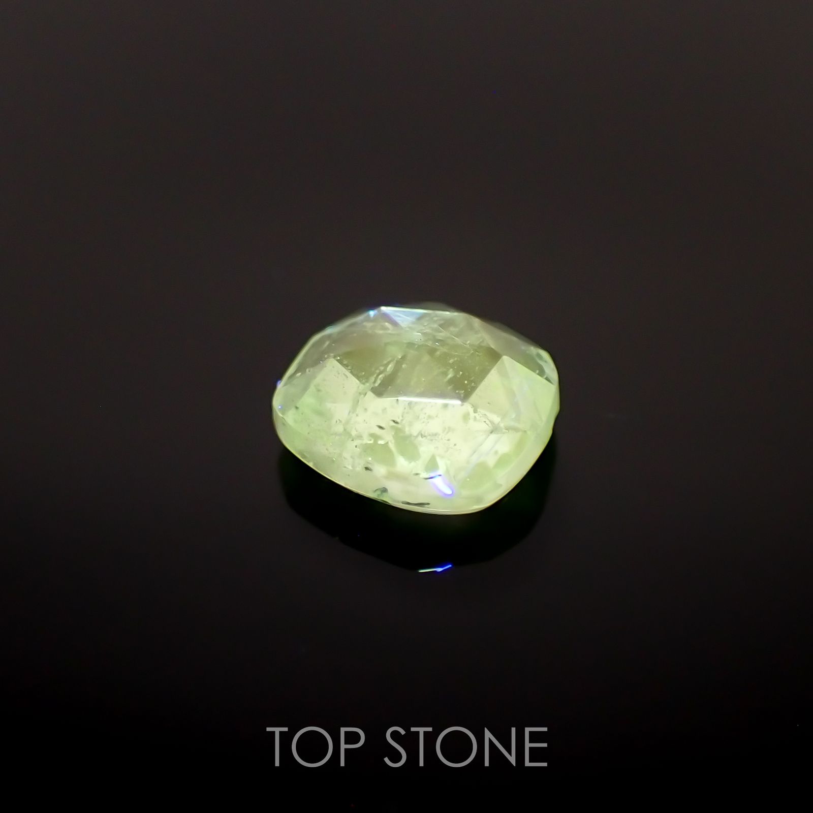 ◇ローズカット◇バナジウムコーネルピン(宝石名コーネルピン)タンザニア・タンガ州産 0.76ct 識別済[220115554]5.4x5.1mm前後