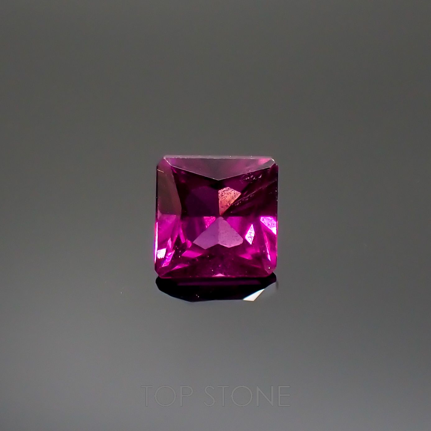 ◇プリンセスカット◇グレープガーネット(宝石名ガーネット)ブラジル産 0.74ct 識別済[220917709]4.9x4.9mm前後