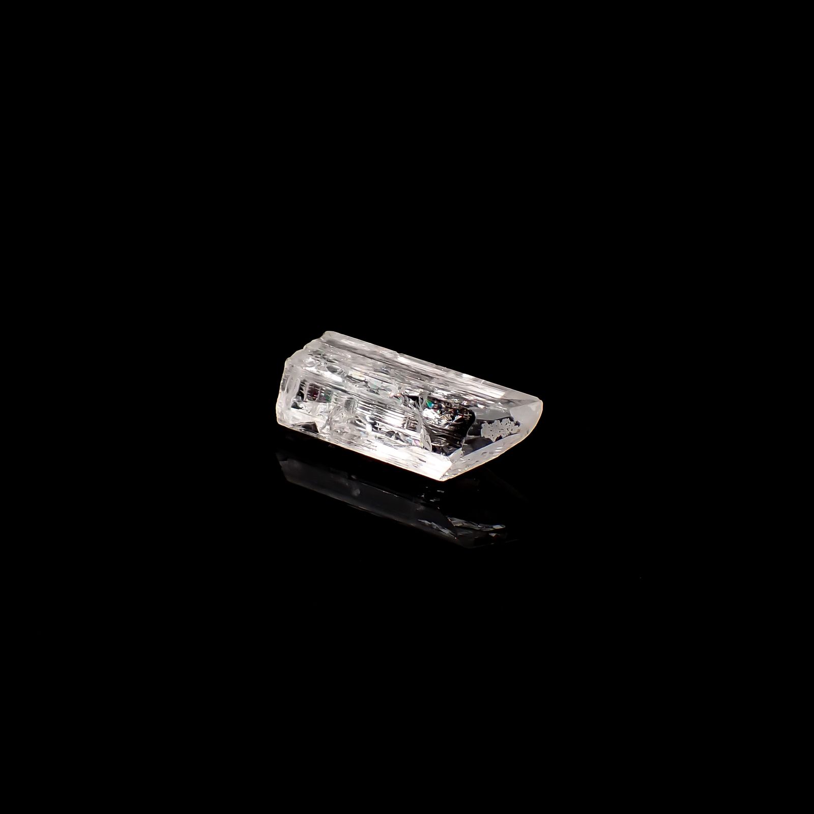 ダンビュライト原石 メキシコ産 13.42ct / 21.6x7.1mm前後 [260532165]