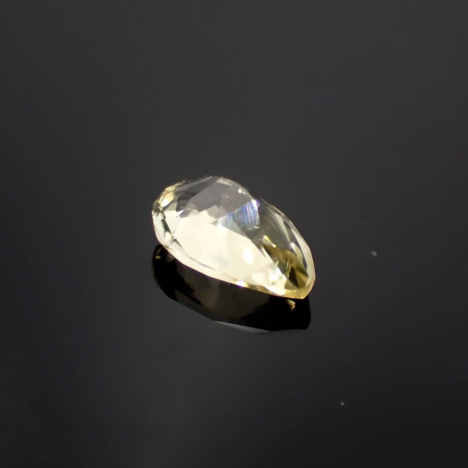 イエロースキャポライト(宝石名イエロー・スキャポライト)タンザニア産 識別済 0.85ct / 8x5.1mm前後 [221219402]