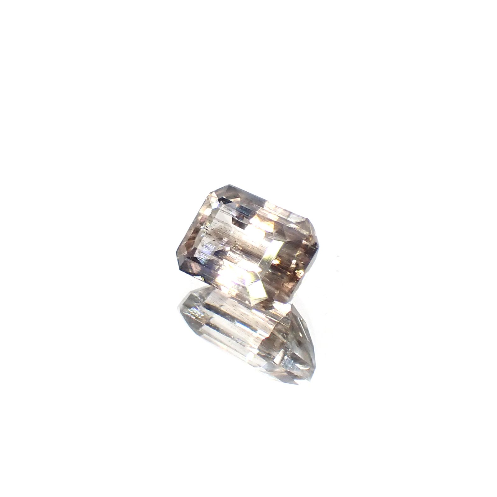 レインボースキャポライト ブラジル産 0.98ct / 6.9x4.8mm前後 [250931048]