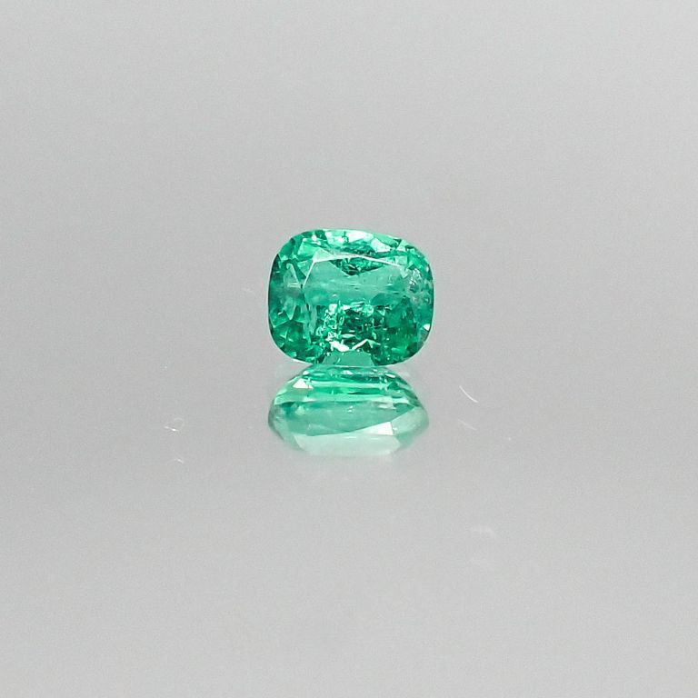 パライバトルマリン(宝石名トルマリン/別名パライバ・トルマリン) ブラジル産 0.409ct ソ付(宝貴協)[20052683]4.8×4.0mm前後