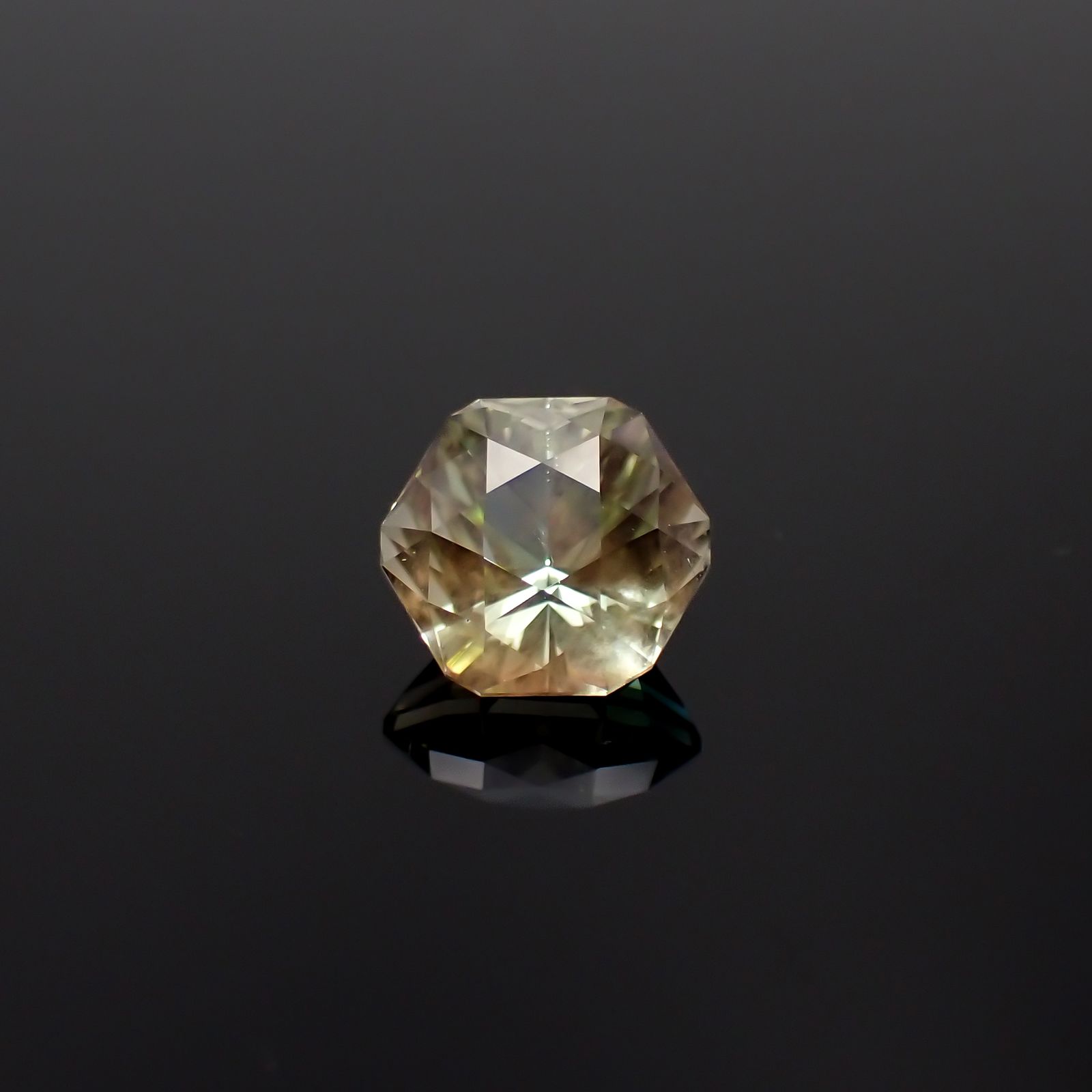 ◇カスタムヘキサゴン・チェッカーカット◇バイカラーオレゴンサンストーン アメリカ・オレゴン州産 2.46ct[231224665]8.4x8.4mm前後