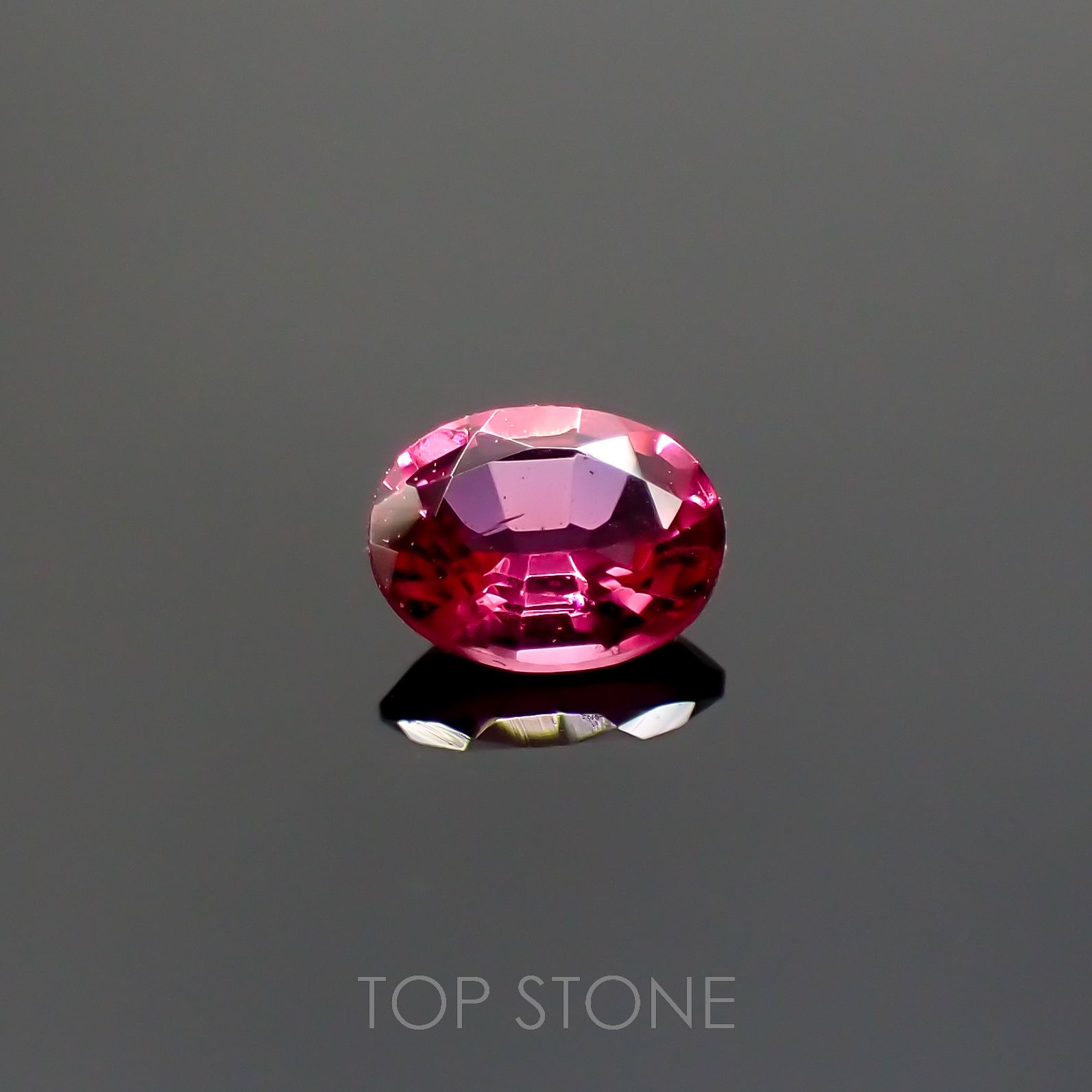 レッドスピネル(宝石名スピネル)タンザニア産 0.18ct 識別済[220716901]3.9x3mm前後