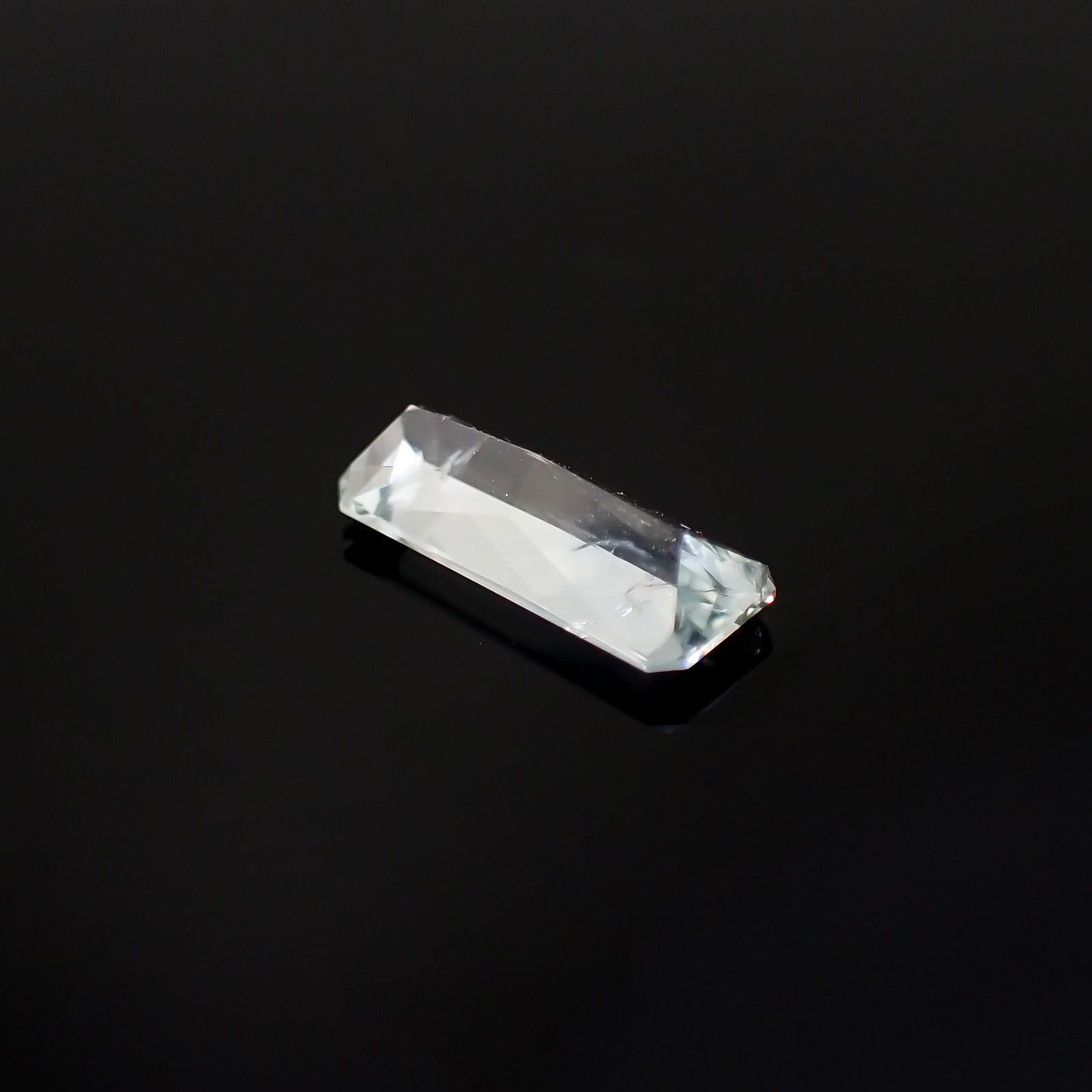 ジェレメジェバイト(宝石名エレメジェバイト)ナミビア産 ソ付(彩珠) 1.084ct / 10x4.2mm前後 [220616456]
