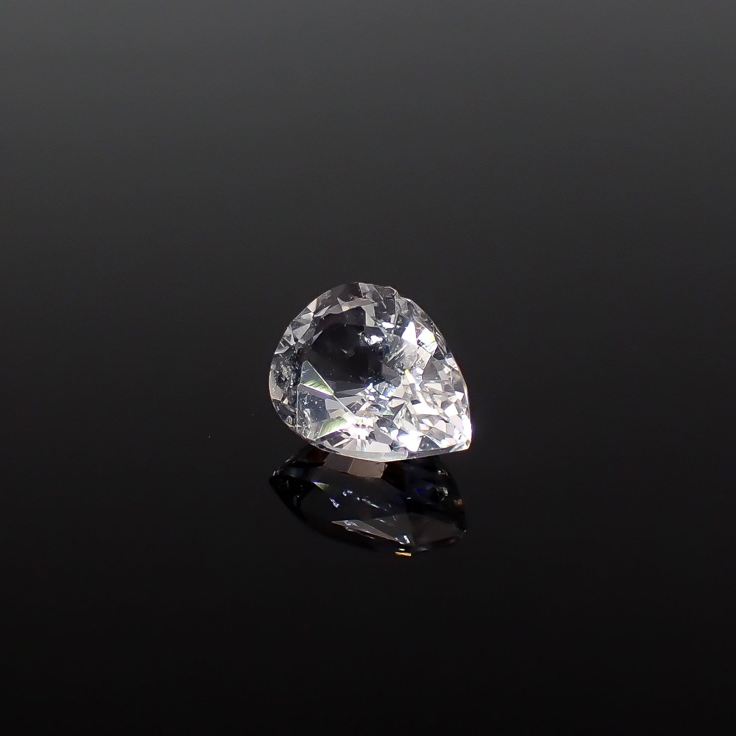 テネブレッセンススキャポライト アフガニスタン産 0.48ct / 6.4x4.6mm前後 [260432039]