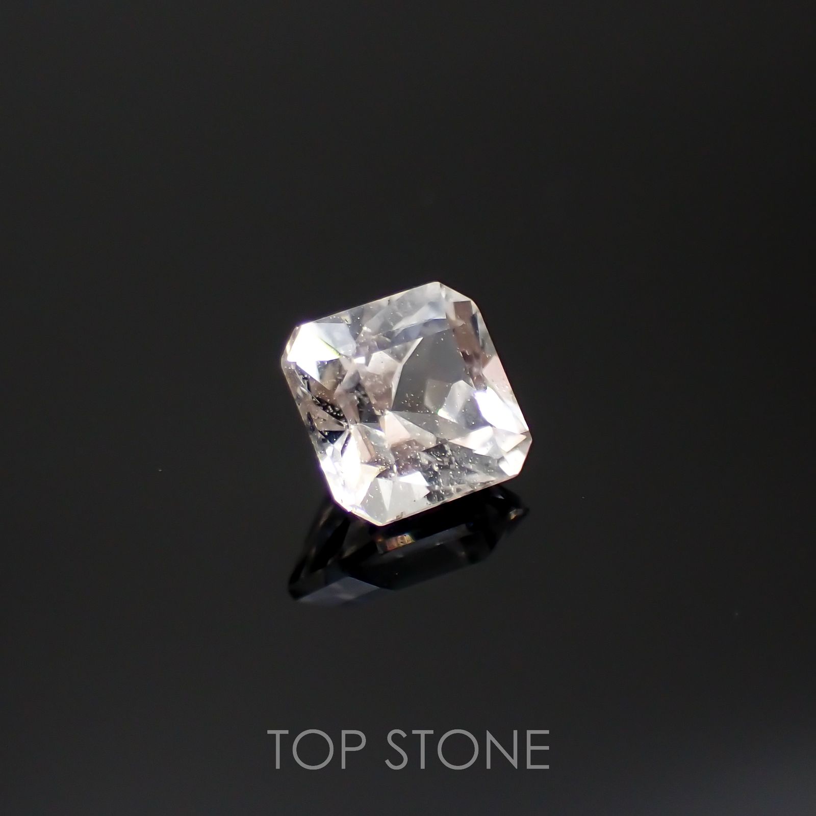 フェナカイト(宝石名フェナカイト)マダガスカル産 0.84ct 識別済[220817212]5.4x5.4mm前後