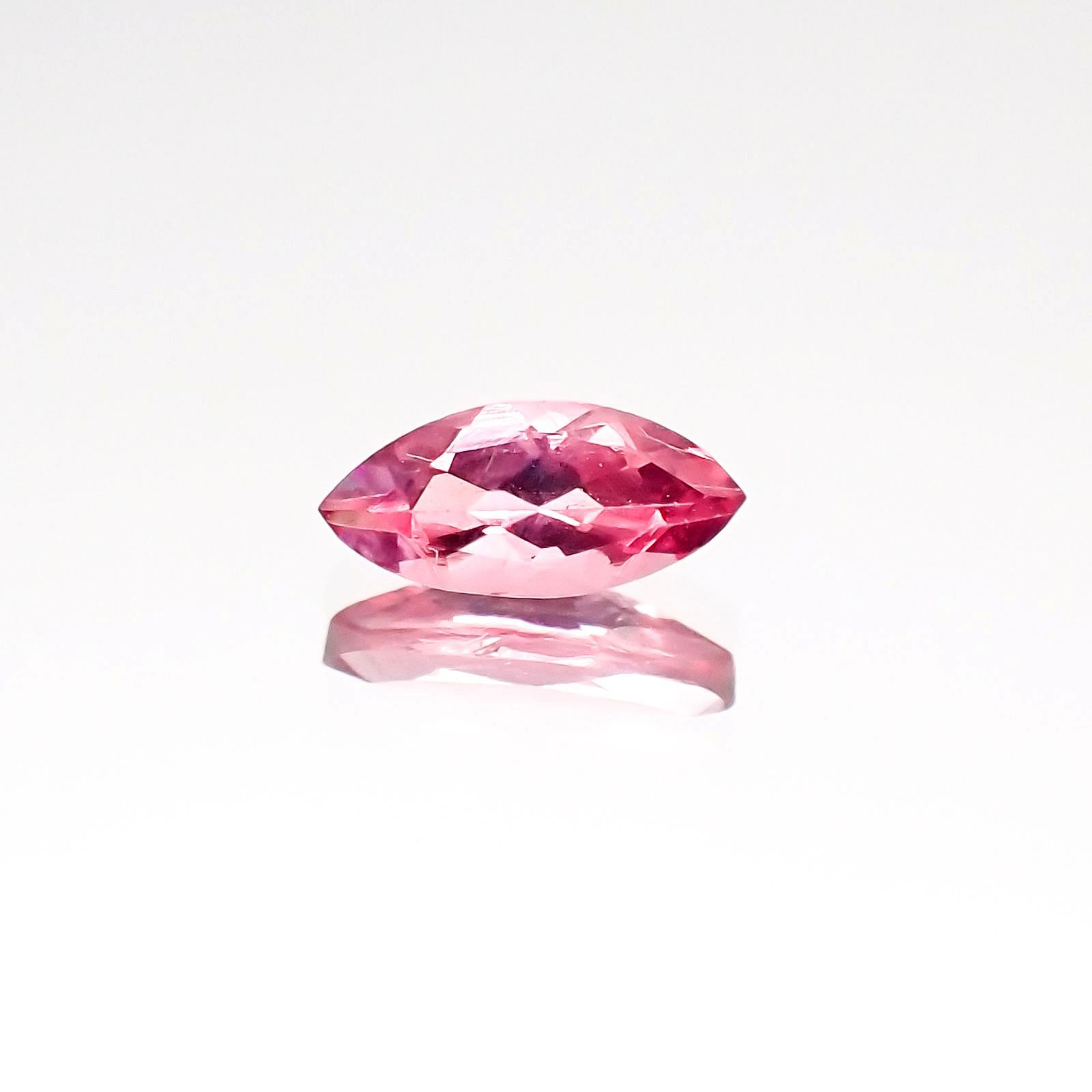 ホットピンクスピネル(宝石名ピンク・スピネル)タンザニア産 0.38ct 識別済[231124096]7.2x3.3mm前後
