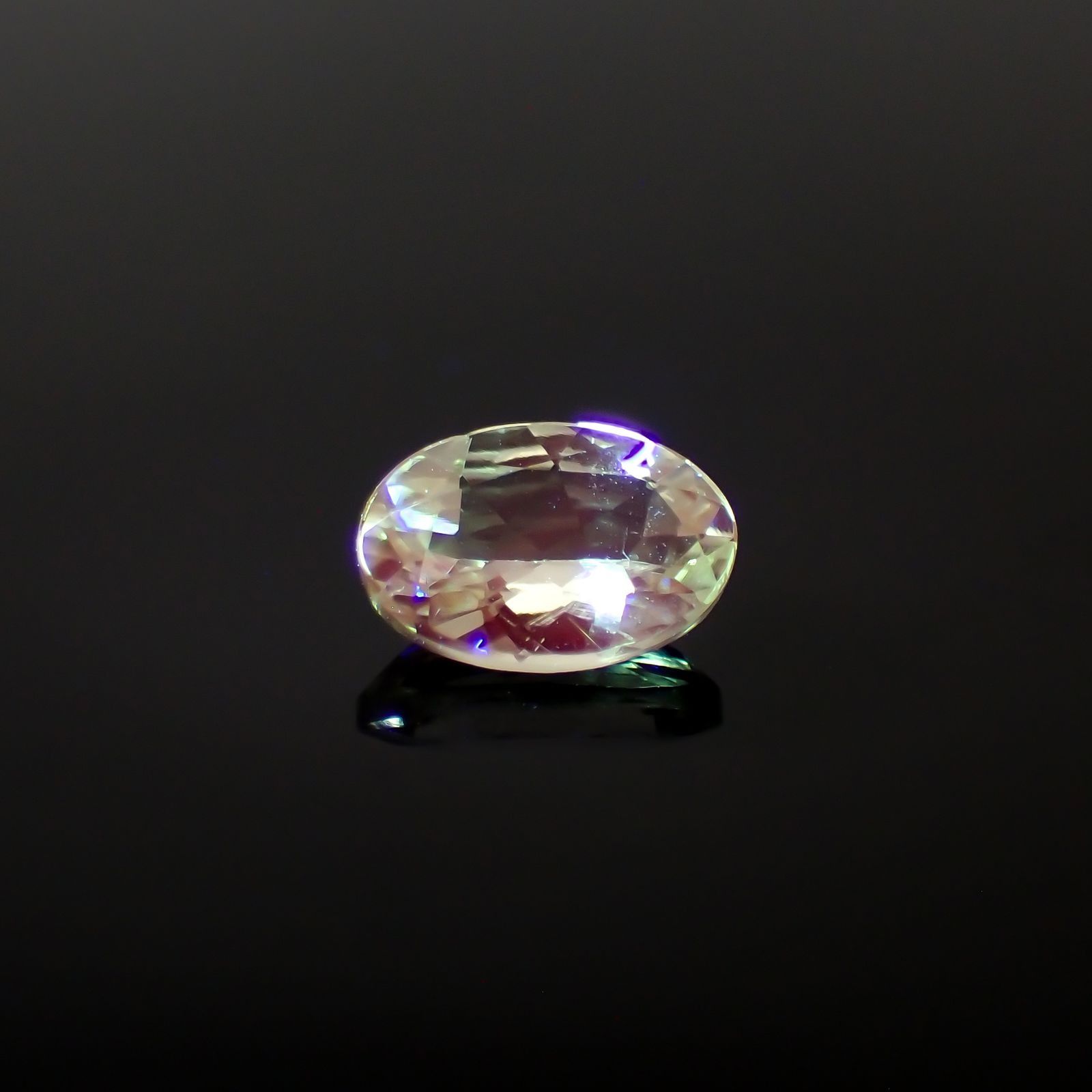 ミントガーネット タンザニア産 0.58ct / 6.4x4.3mm前後 [260223725]