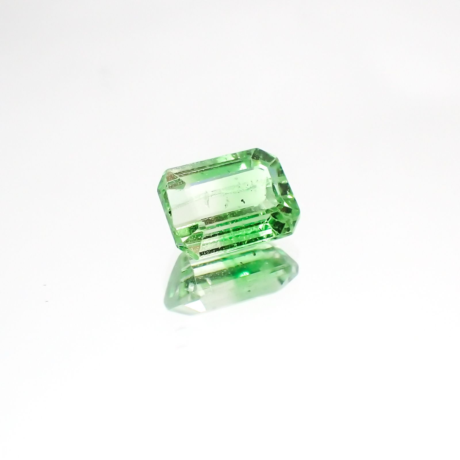 バイカラーツァボライト(宝石名グリーン グロッシュラー・ガーネット)タンザニア産 1.23ct 識別済[231124267]6.8x5mm前後