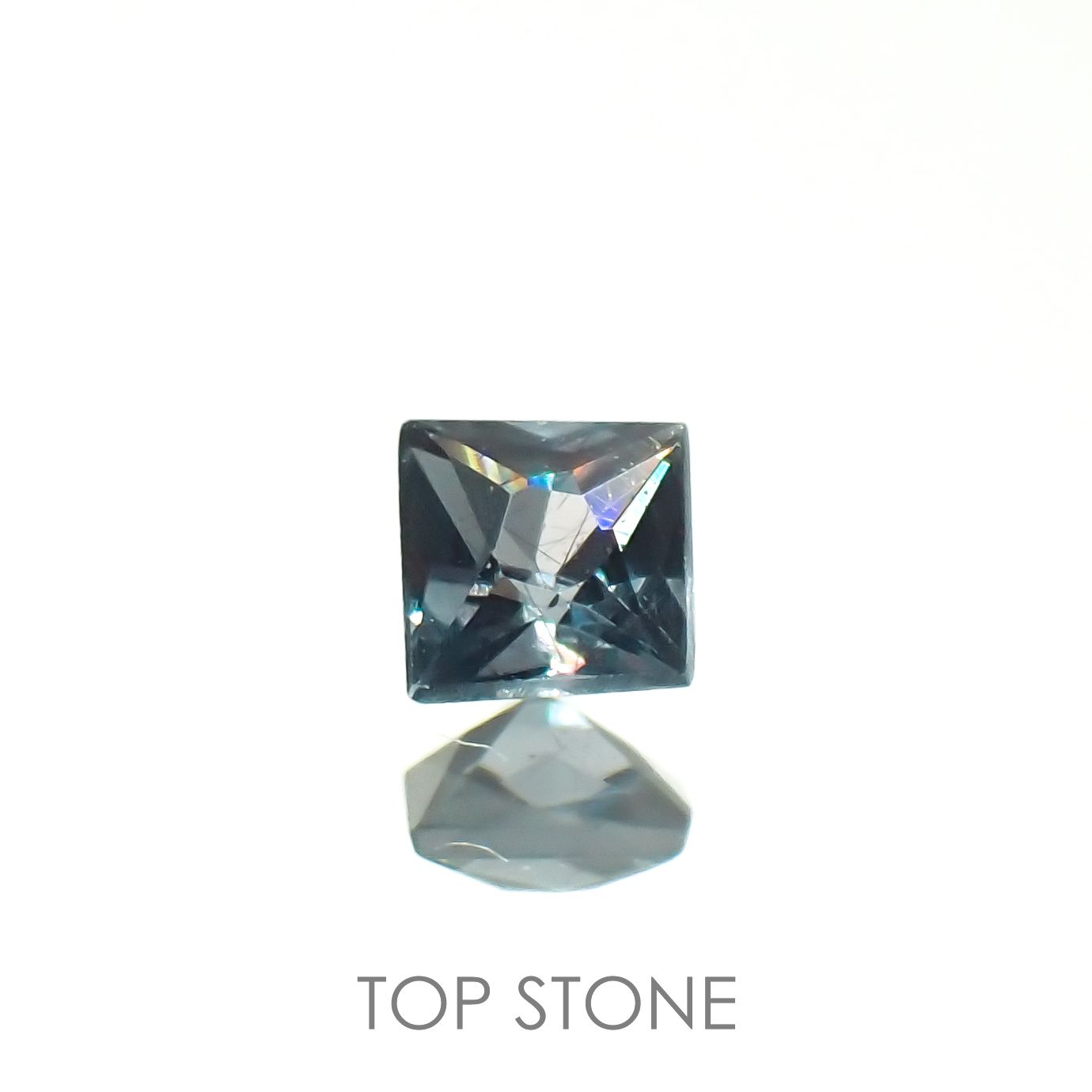 ◇プリンセスカット◇カラーチェンジガーネット アレキタイプ(宝石名ガーネット)マダガスカル・ベキリー産 0.091ct 識別済[221219409]2.4x2.4mm前後