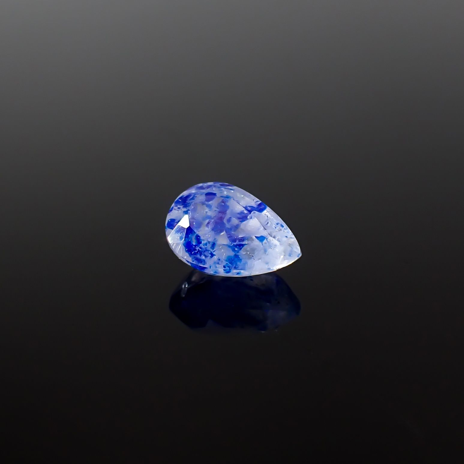 ラズライトインソーダライト フルオレッセンス アフガニスタン産 0.79ct / 7.5x4.9mm前後 [260431999]