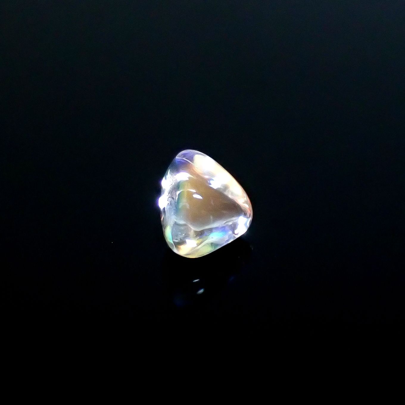 ◇バフトップカット◇レインボームーンストーン(宝石名ラブラドライト)マダガスカル産 識別済 0.41ct / 4.5x4.8mm前後 [250931040]