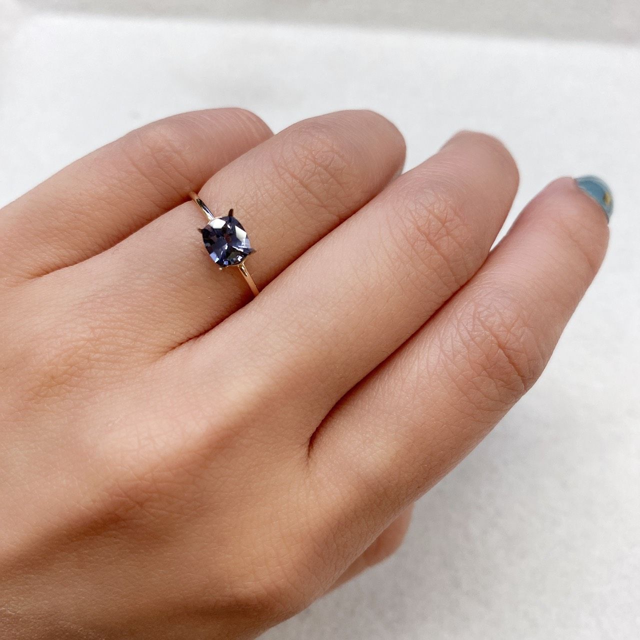 プラチナスピネル ビルマ産 ルース 0.74ct[210812845]5.5×5.1mm前後