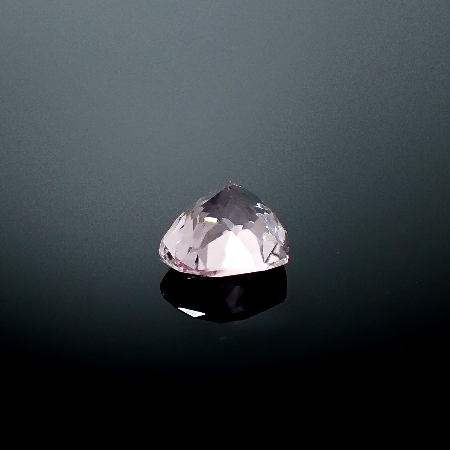 モルガナイト ブラジル産 0.49ct [250730877]4.8x5.8mm前後