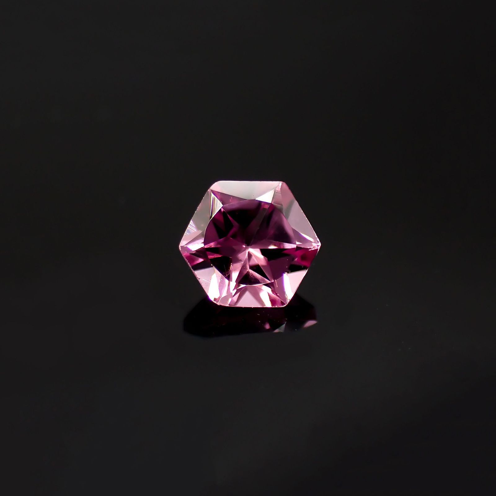 ◇ヘキサゴンカット◇カラーシフト マラヤガーネット(宝石名ガーネット)タンザニア産 0.70ct 識別済[220817562]5.1x5.1mm前後