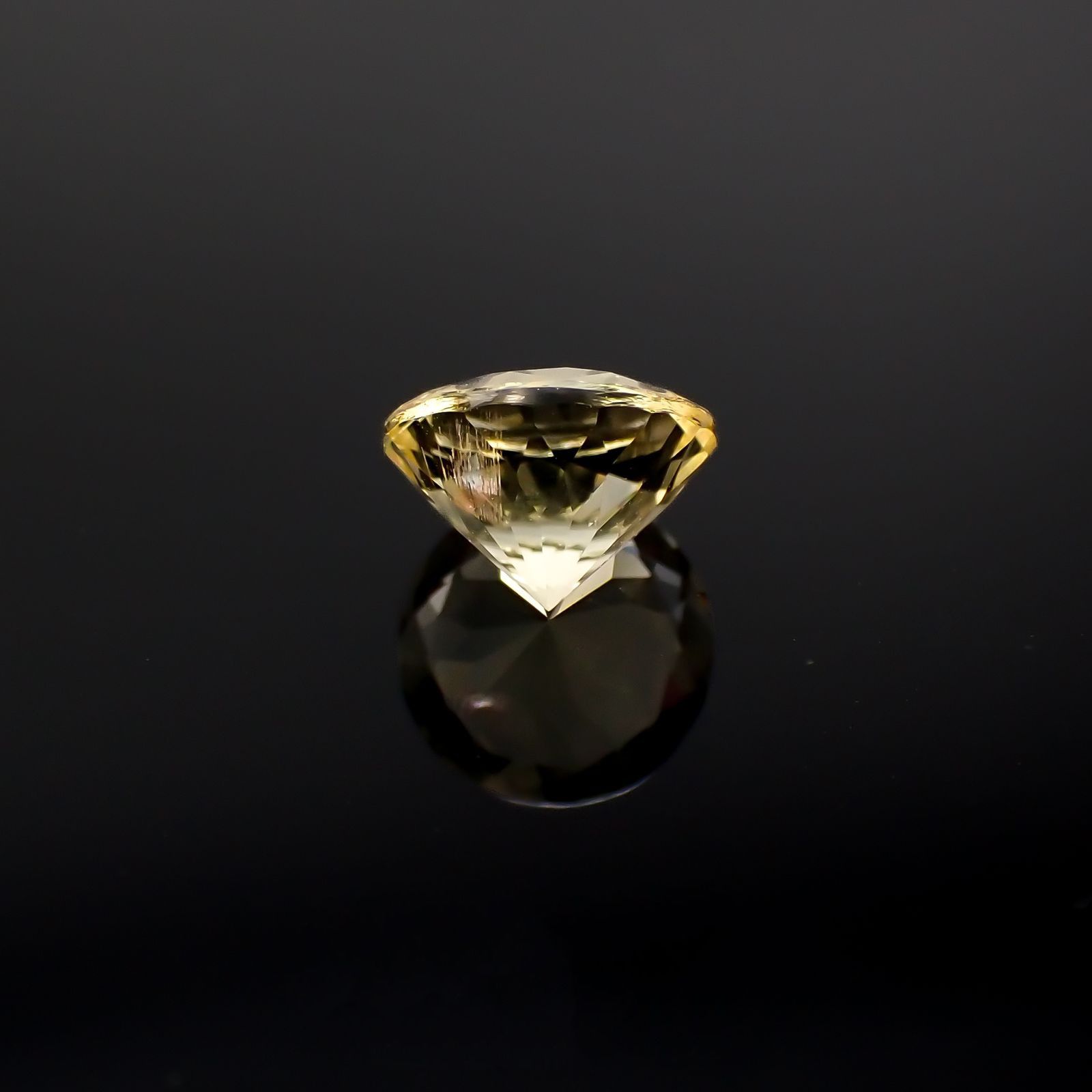 イエロースキャポライト(宝石名イエロー・スキャポライト)タンザニア産 識別済 0.78ct / 6.1x6.1mm前後 [251118027]