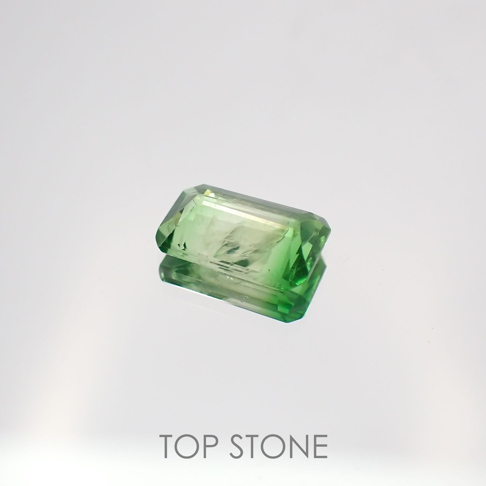 バイカラーツァボライト タンザニア産 ルース 0.8ct[210610926]7×4.3mm前後