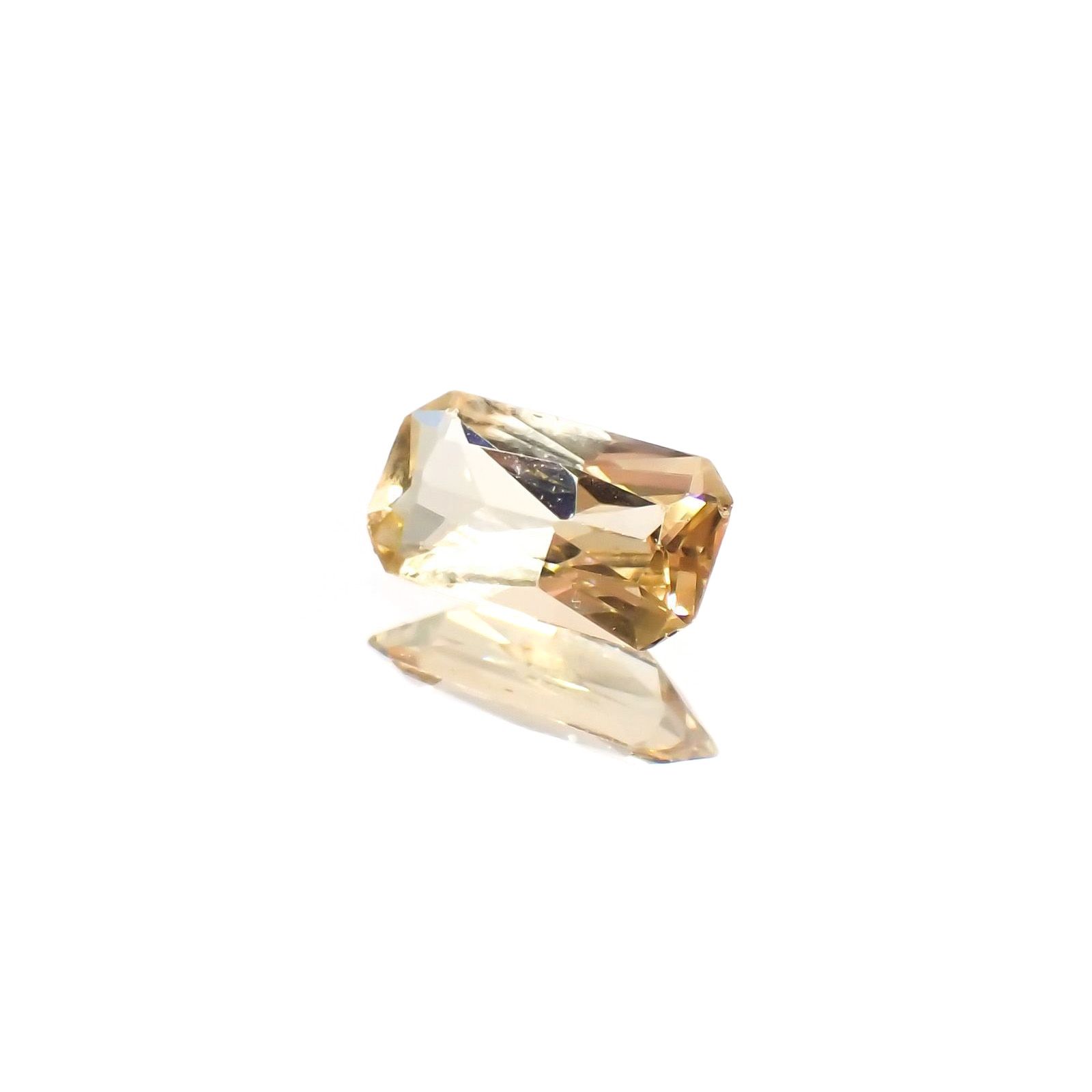 インペリアルトパーズ(宝石名トパーズ)ブラジル産 識別済 0.64ct / 7.6x4.2mm前後 [220114964]