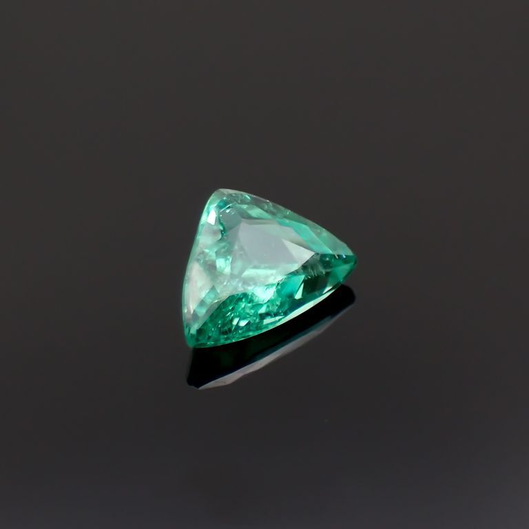 パライバトルマリン(宝石名トルマリン/別名パライバ・トルマリン)ブラジル・パライバ州バターリャ鉱山産 0.25ct 識別済[221018807]3.8x5.5mm前後