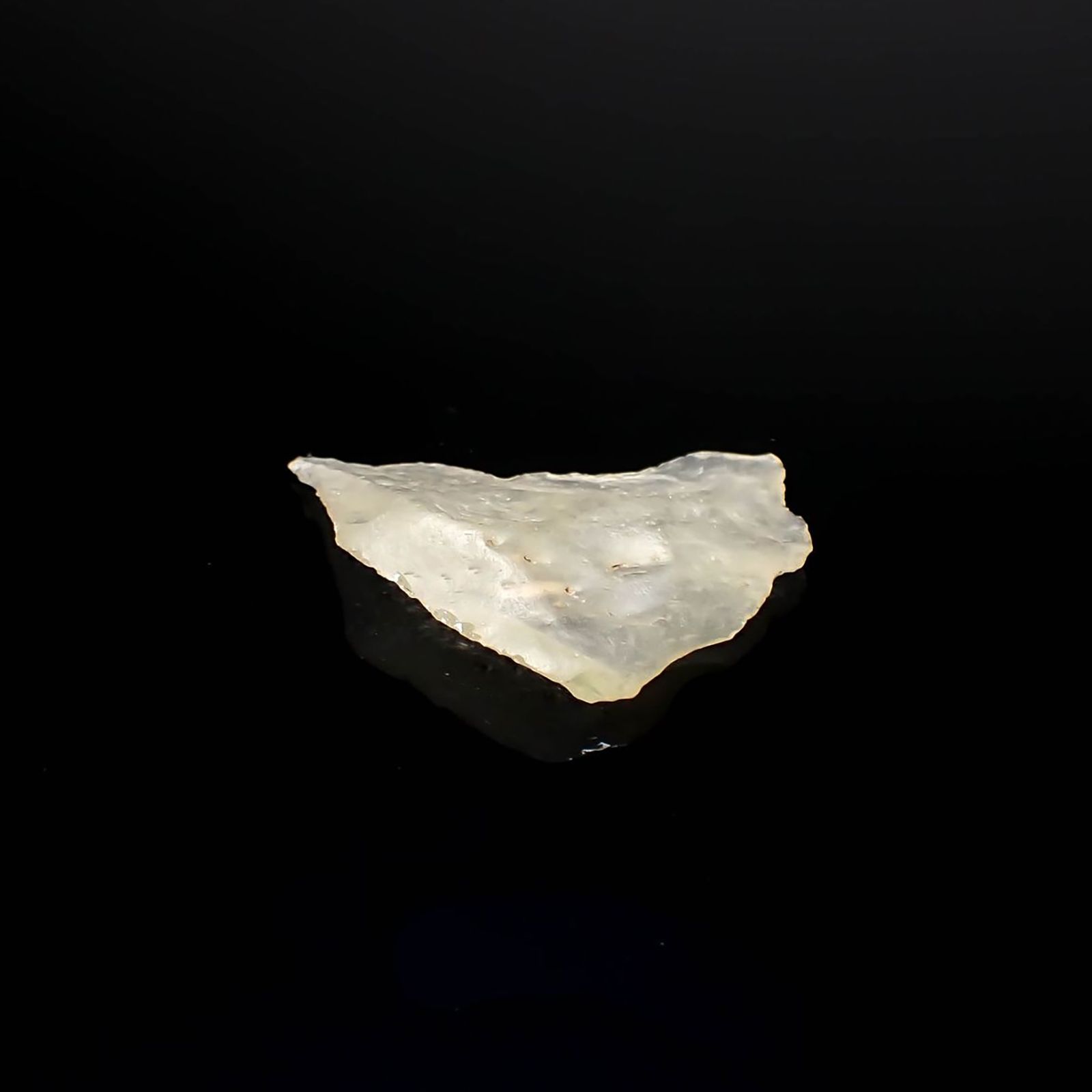 リビアングラス 原石 発見地：エジプト・リビア砂漠 13.46ct / 32.9x21.3mm前後 [260729284]