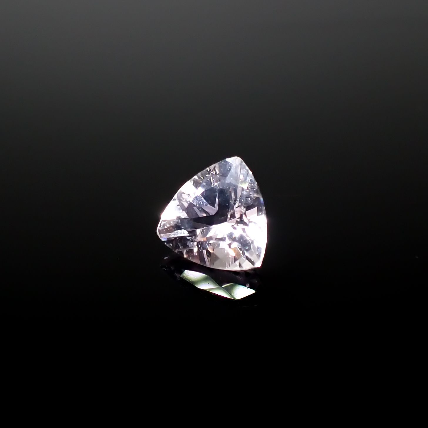 モルガナイト ナイジェリア産 0.40ct[240326778]5.1x5.1mm前後