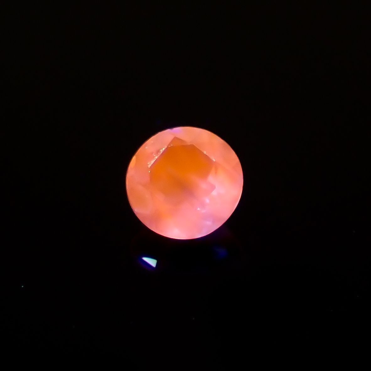 アウイナイト フルオレッセンス ドイツ産 0.049ct [250917692]2.5x2.5mm前後