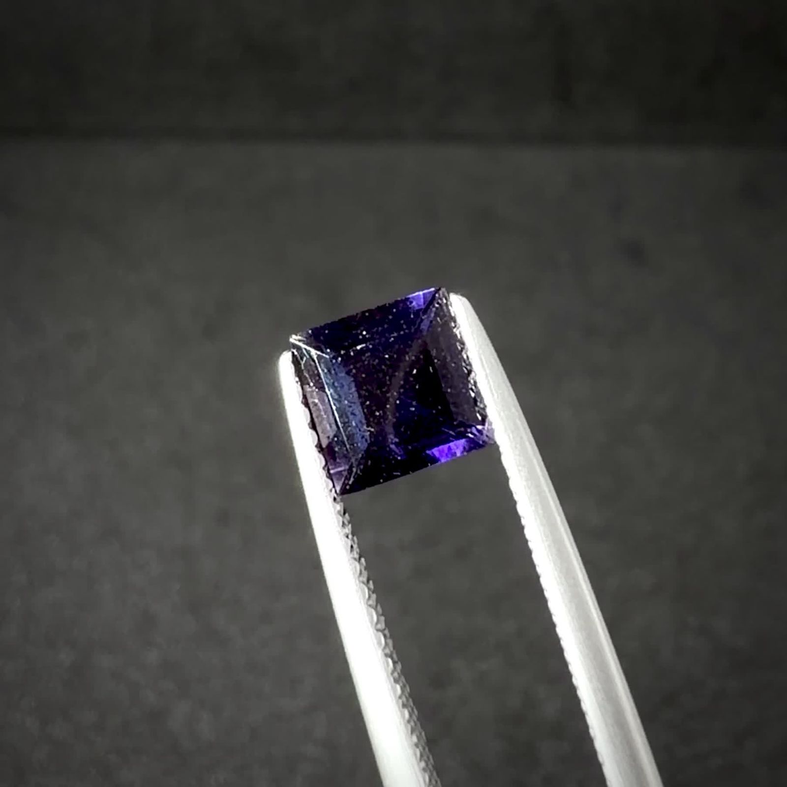 アイオライトサンストーン インド/ブラジル産 0.89ct / 5.9x5.9mm前後