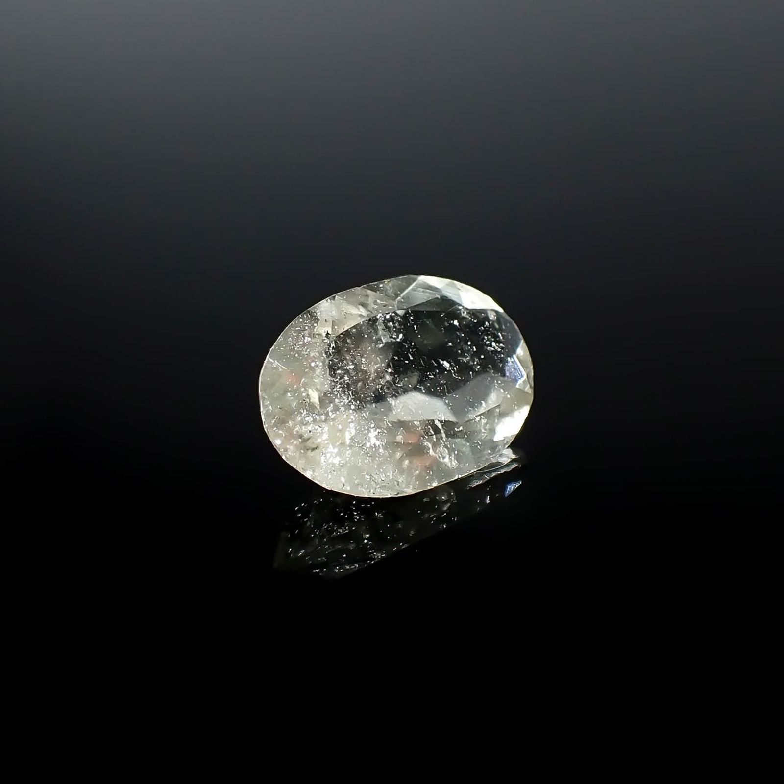 リビアングラス 発見地：エジプト・リビア砂漠 1.64ct / 10.5x7.2mm前後 [251131309]