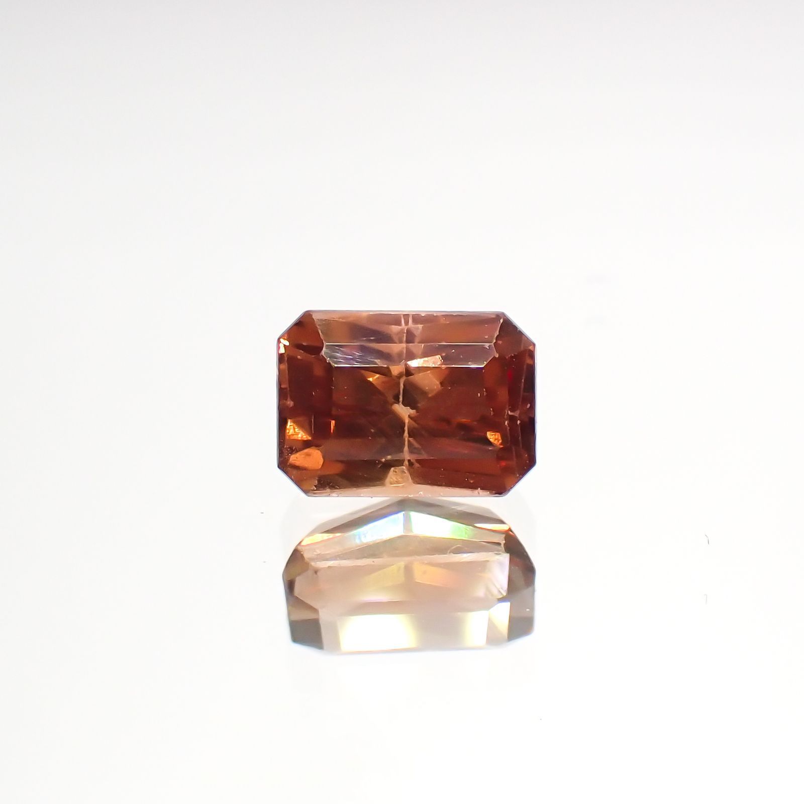 カラーシフトマラヤガーネット(宝石名ガーネット)タンザニア産 1.35ct 識別済[220115014]6.7x4.7mm前後