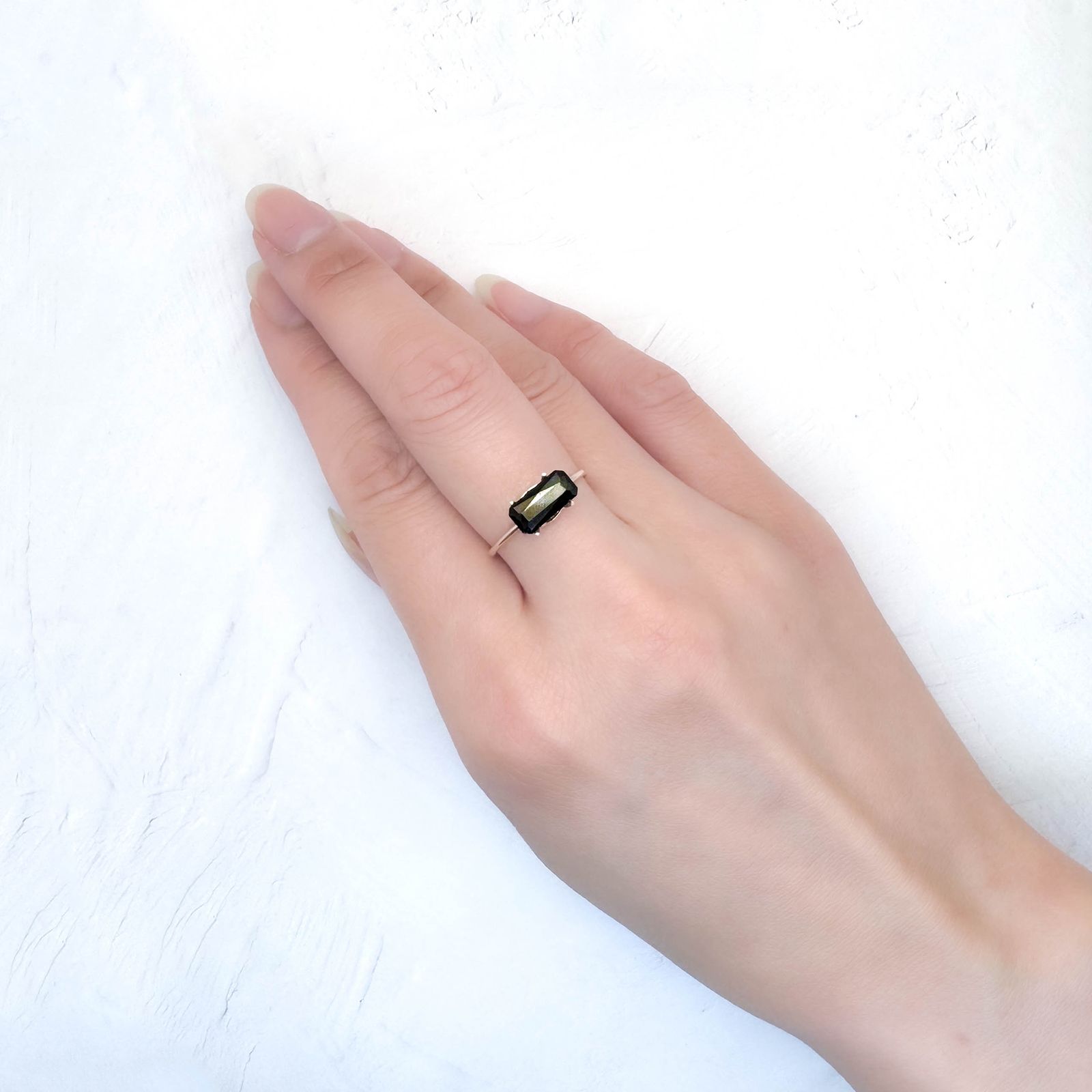 ルチル単結晶 ブラジル産 1.85ct / 9.7x4.6mm前後 [251031266]