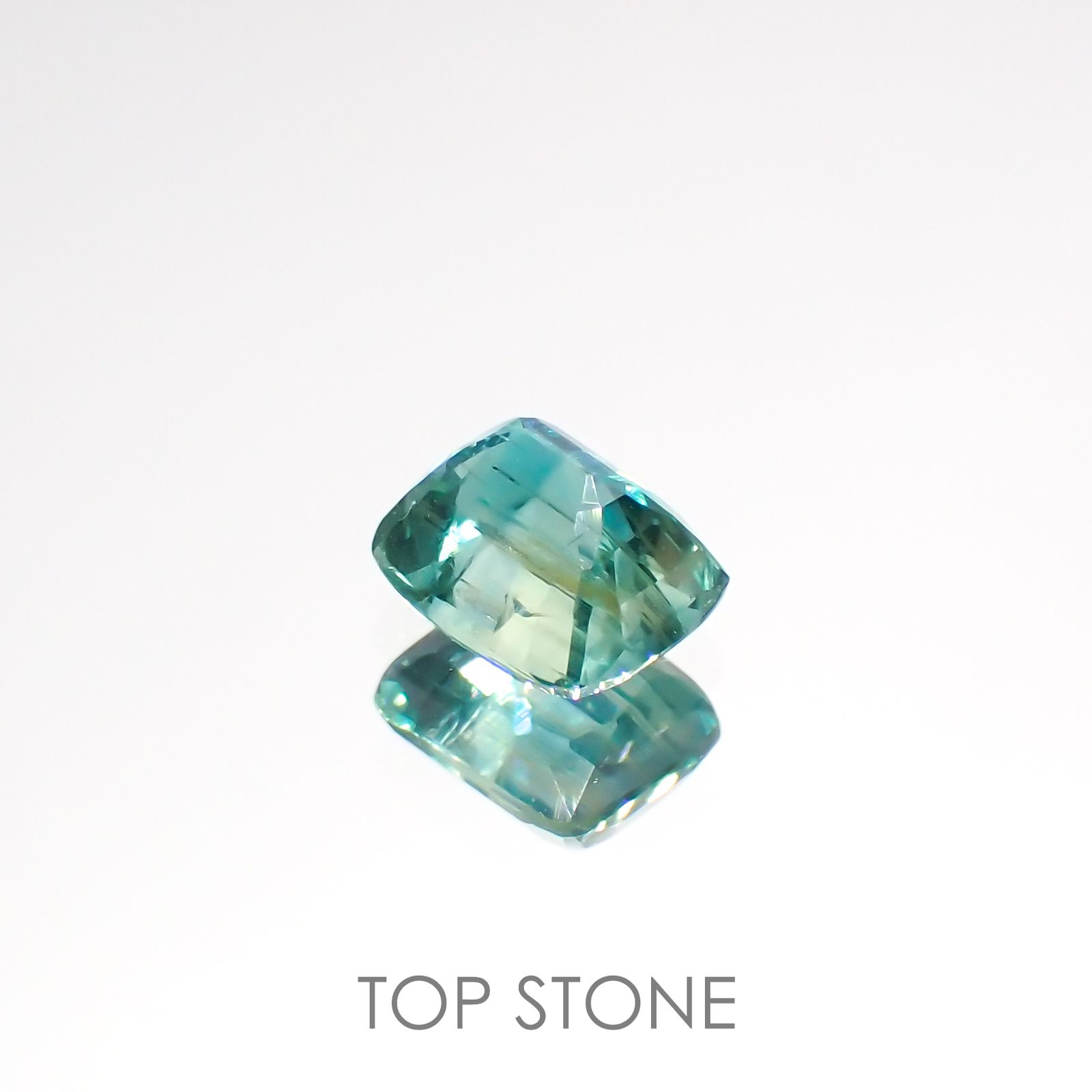バイカラーカイヤナイト(宝石名カイヤナイト)ネパール産 1.52ct 識別済[220115372]6.5x5.4mm前後