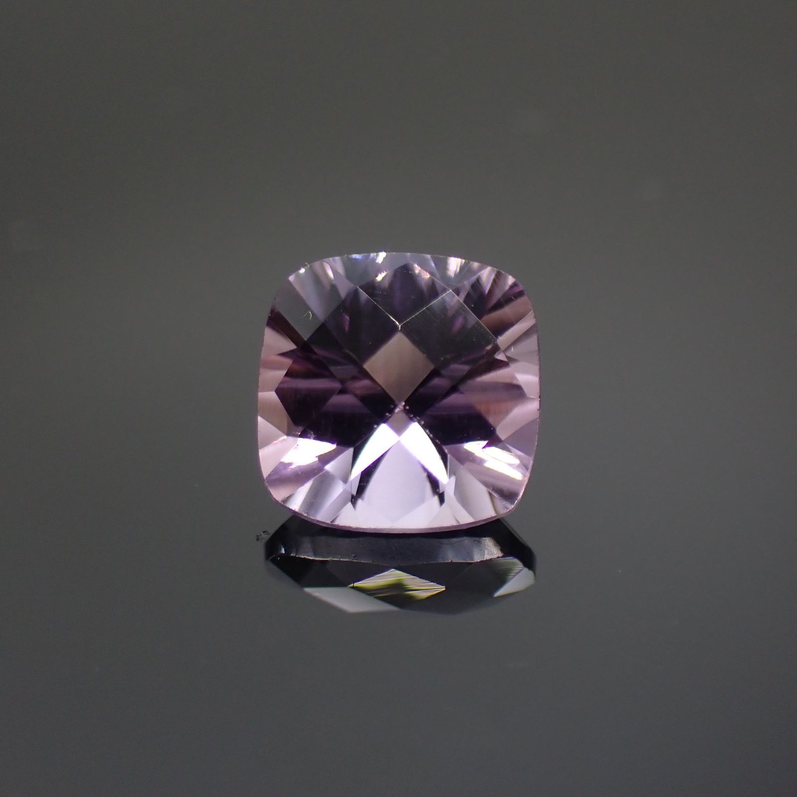 ◇チェッカーコンケーブカット◇アメジスト(宝石名アメシスト) ブラジル産 1.37ct 識別済[211013039]7×7mm前後